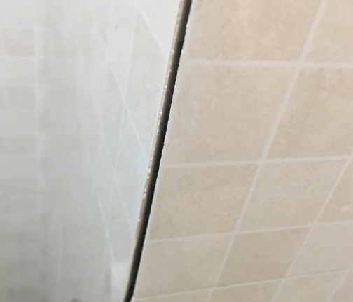 循化瓷砖空鼓维修公司分享阳台瓷砖脱落的修复过程可以分为以下几个步骤